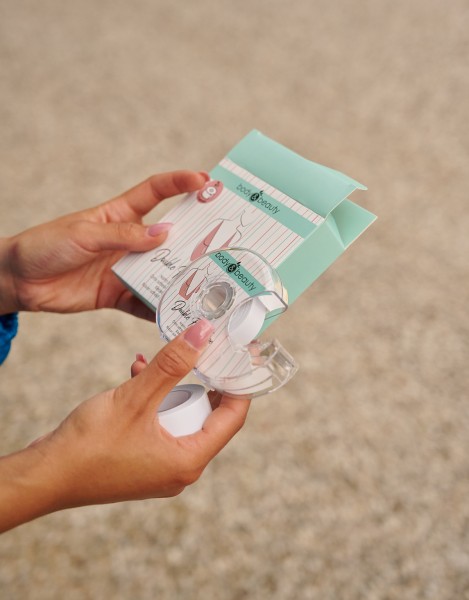 Cinta adhesiva de doble cara innovadora y versátil en dispensador para una fácil aplicación sobre la piel y la ropa